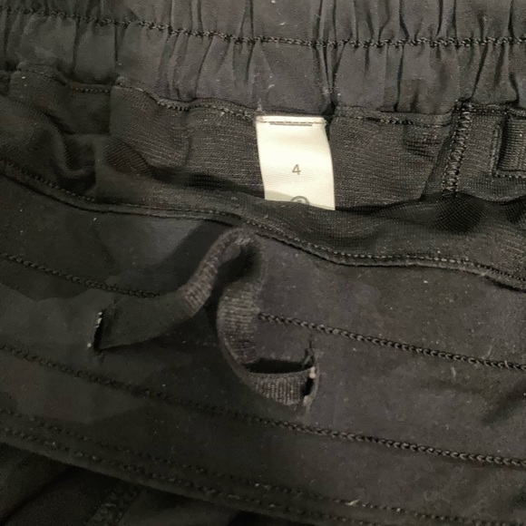 Lululemon Black Camo Low-Rise Hotty Hot Shorts 4” - Picture 5 of 5
